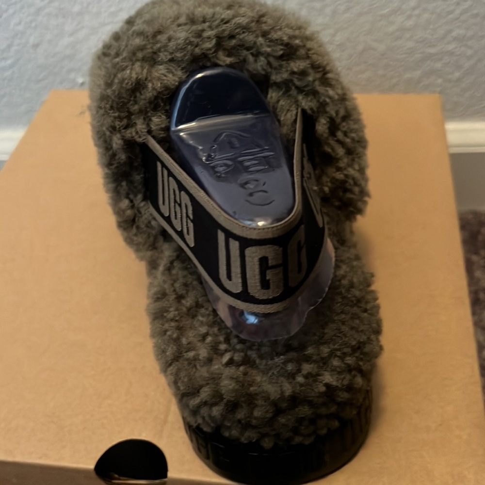 UGG - Picture 3 of 5